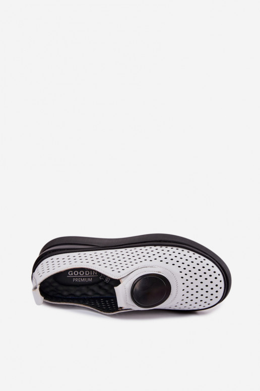 Zapatos blancos para mujer con elementos calados y plataforma decorativa