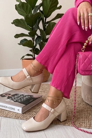 Sandalias de tacón de charol arena Gianna
