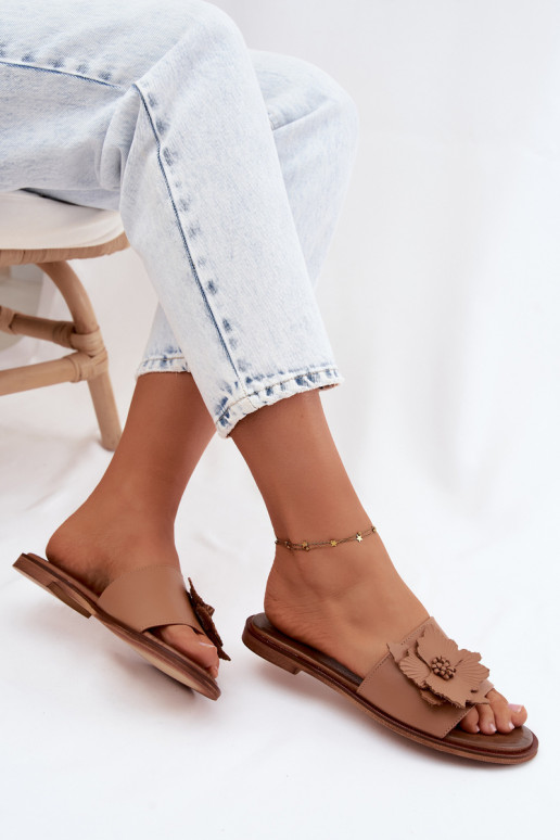 Zapatillas de cuero para mujeres con adornos Zazoo 40477 en color capuchino