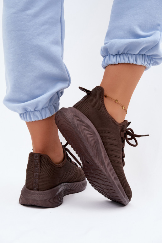 Zapatos deportivos slip-on para mujeres Big Star UU274055 en color chocolate