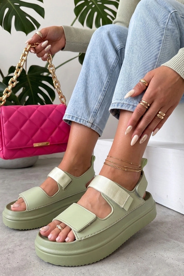 Sandalias verdes con pegatinas en una suela alta Davina 2