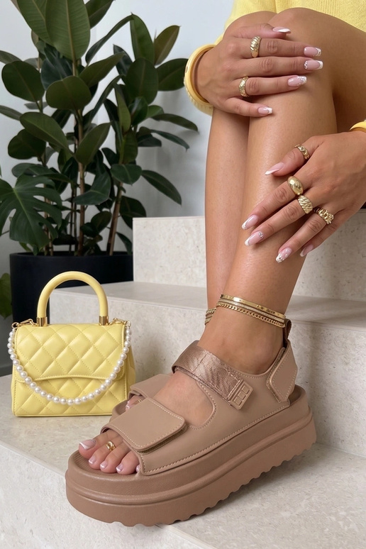Sandalias marrones con pegatinas en una suela alta Davina