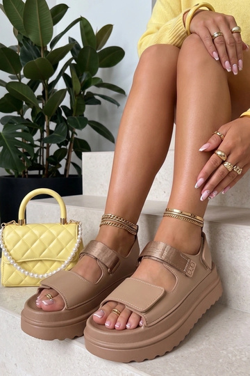 Sandalias marrones con pegatinas en una suela alta Davina 2