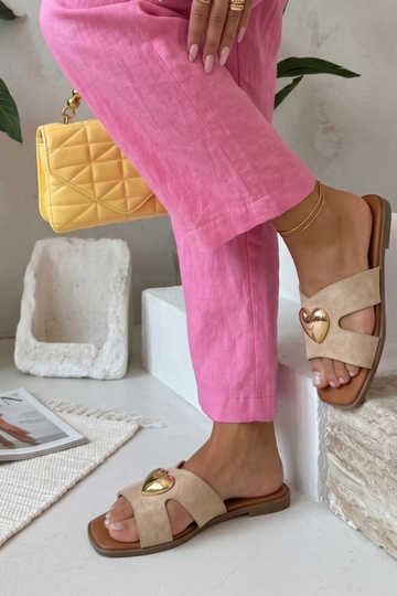 Zapatillas color arena adornadas con un corazón dorado Lucrezia 2