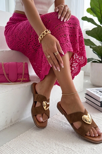 Zapatillas marrones adornadas con un corazón dorado Lucrezia 2