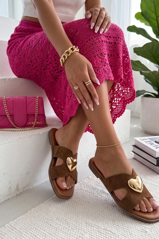 Zapatillas marrones adornadas con un corazón dorado Lucrezia