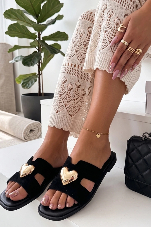 Zapatillas negras adornadas con un corazón dorado Lucrezia
