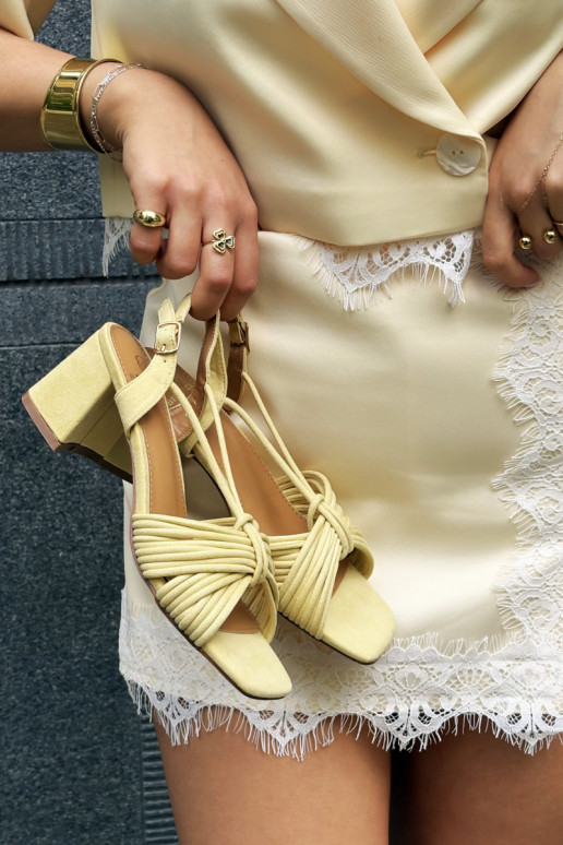 Sandalias de mujer con tirantes y tacones en amarillo Taffina