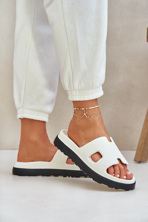 Zapatillas blancas ligeras con recortes Neladith