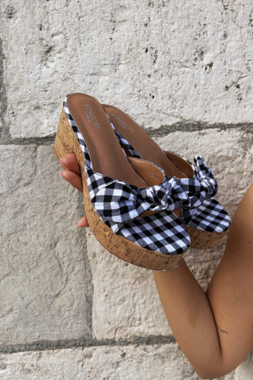 Zapatillas de mujer con tacones y patrones de cuadros en color negro Turignella