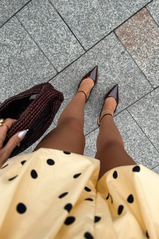 Zapatos de tacón con efecto brillante de cuero sintético CzekoladoĮe Fionnel