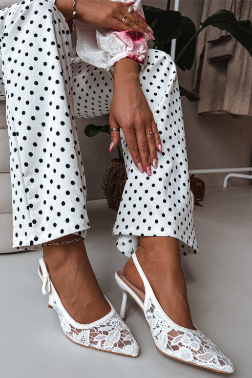 Sandalias de mujer con tacones finos con encaje el color blanco Pelivelle
