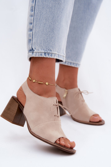 Zapatos de tacón elegantes de ante color marfil con detalles elegantes Zazoo 40523 2