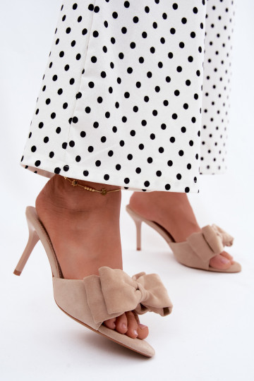 Zapatillas de mujer con tacones delgados y lazos en ante color arena Tai turignolia