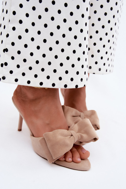 Zapatillas de mujer con tacones delgados y lazos en ante color arena Tai turignolia