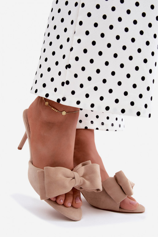 Zapatillas de mujer con tacones delgados y lazos en ante color arena Tai turignolia