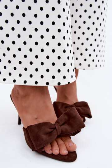 Zapatillas de mujer con tacones delgados y lazos en ante color chocolate Tai turignolia