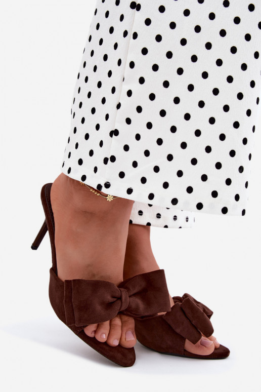 Zapatillas de mujer con tacones delgados y lazos en ante color chocolate Tai turignolia