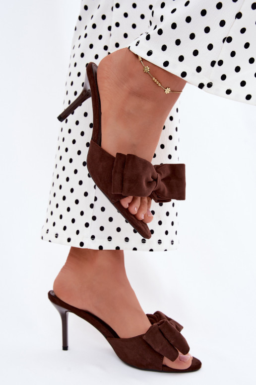 Zapatillas de mujer con tacones delgados y lazos en ante color chocolate Tai turignolia