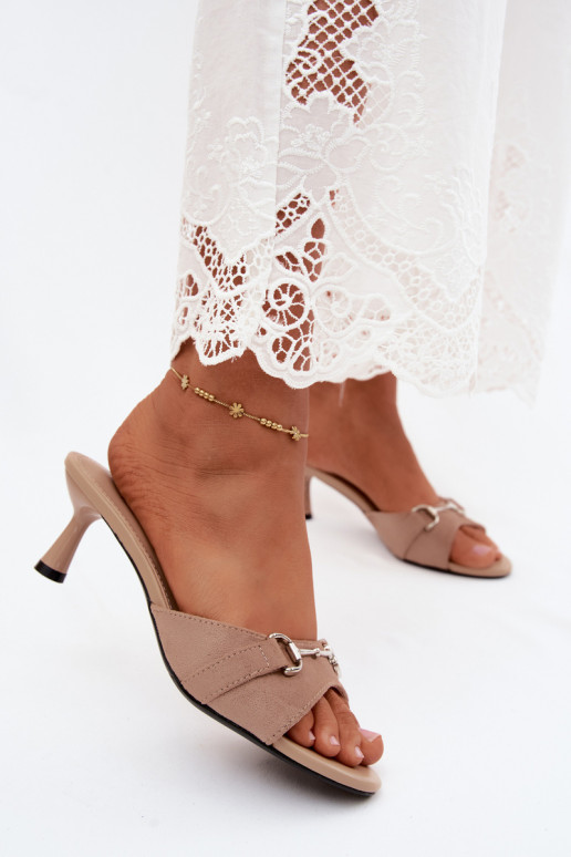 Zapatillas beiges de mujer con tacones finos y detalles decorativos Poppia