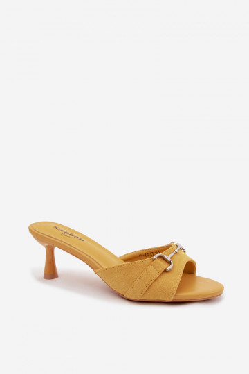 Zapatillas amarillas de mujer con tacones finos y detalles decorativos Poppia 2