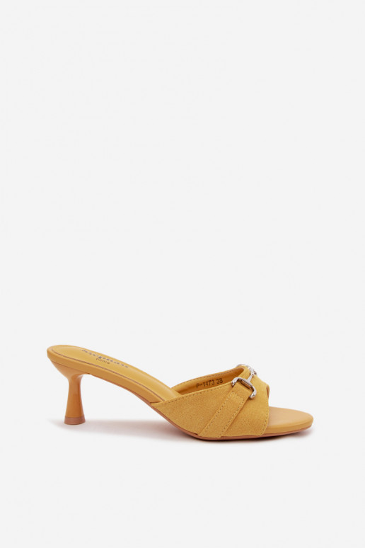 Zapatillas amarillas de mujer con tacones finos y detalles decorativos Poppia