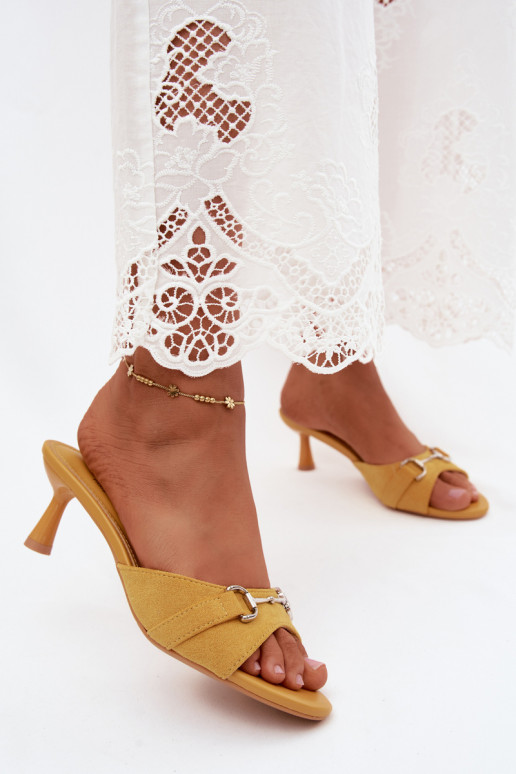Zapatillas amarillas de mujer con tacones finos y detalles decorativos Poppia