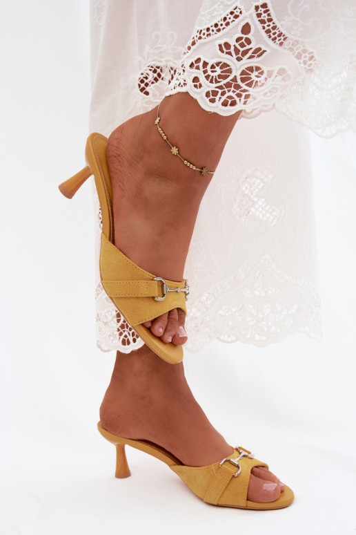 Zapatillas amarillas de mujer con tacones finos y detalles decorativos Poppia