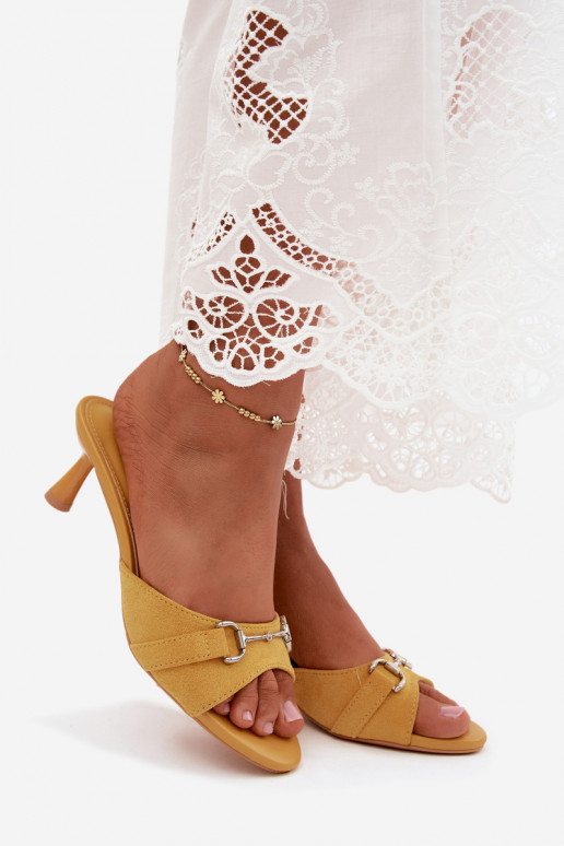 Zapatillas amarillas de mujer con tacones finos y detalles decorativos Poppia