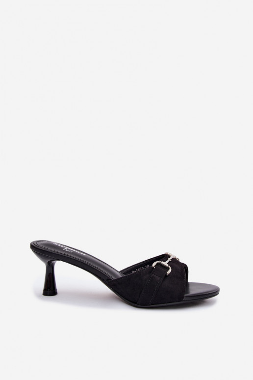 Zapatillas negras para mujer con elementos ornamentales en tacón bajo Poppia