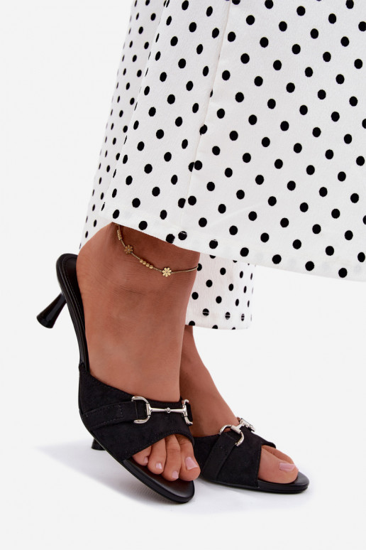 Zapatillas negras para mujer con elementos ornamentales en tacón bajo Poppia
