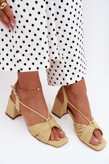 Sandalias de mujer con tirantes y tacones en amarillo Taffina