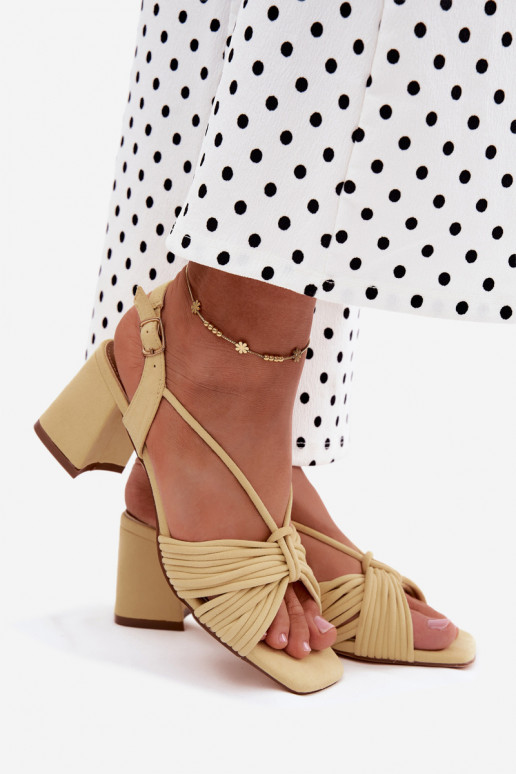 Sandalias de mujer con tirantes y tacones en amarillo Taffina