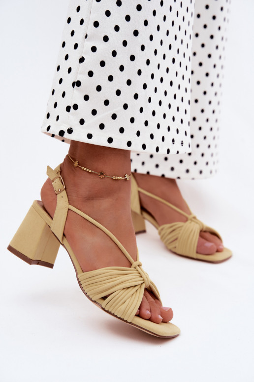 Sandalias de mujer con tirantes y tacones en amarillo Taffina