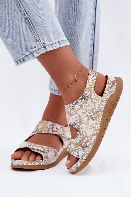 Sandalias blancas y doradas para mujer con plataforma y cierres adhesivos
