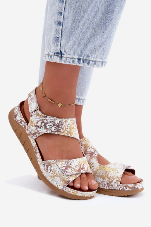 Sandalias blancas y doradas para mujer con plataforma y cierres adhesivos