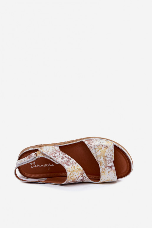 Sandalias blancas y doradas para mujer con plataforma y cierres adhesivos