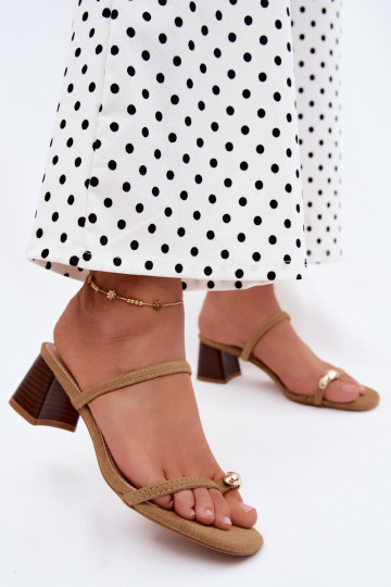Zapatillas de mujer con tacones y detalles dorados en color caqui Verbena