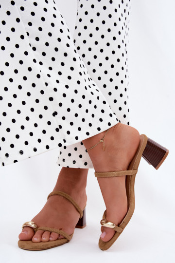 Zapatillas de mujer con tacones y detalles dorados en color caqui Verbena 2