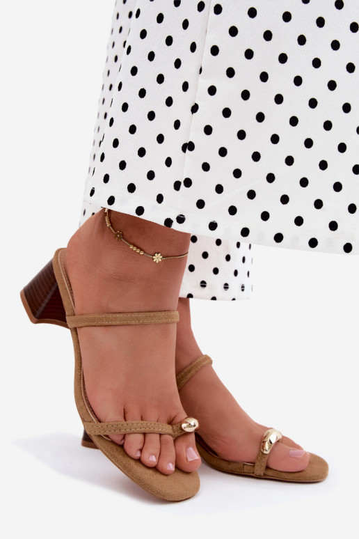 Zapatillas de mujer con tacones y detalles dorados en color caqui Verbena