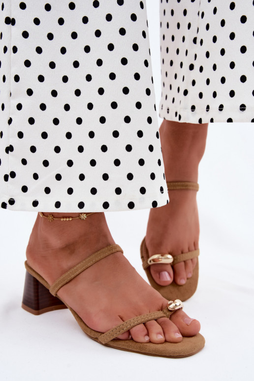 Zapatillas de mujer con tacones y detalles dorados en color caqui Verbena