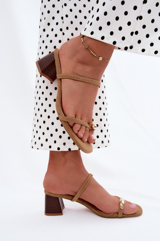 Zapatillas de mujer con tacones y detalles dorados en color caqui Verbena