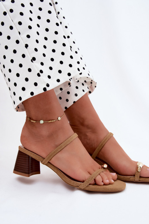Zapatillas de mujer con tacones y detalles dorados en color caqui Verbena