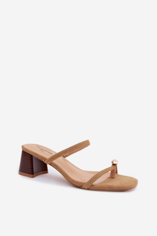 Zapatillas de mujer con tacones y detalles dorados en color caqui Verbena