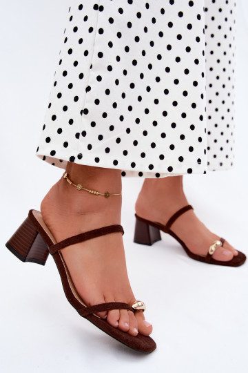 Zapatillas de mujer con tacones y detalles dorados en color chocolate Verbena