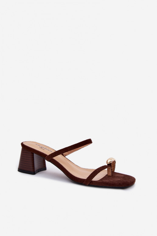 Zapatillas de mujer con tacones y detalles dorados en color chocolate Verbena