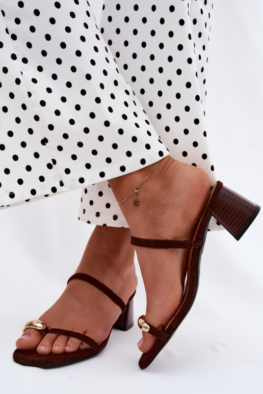 Zapatillas de mujer con tacones y detalles dorados en color chocolate Verbena