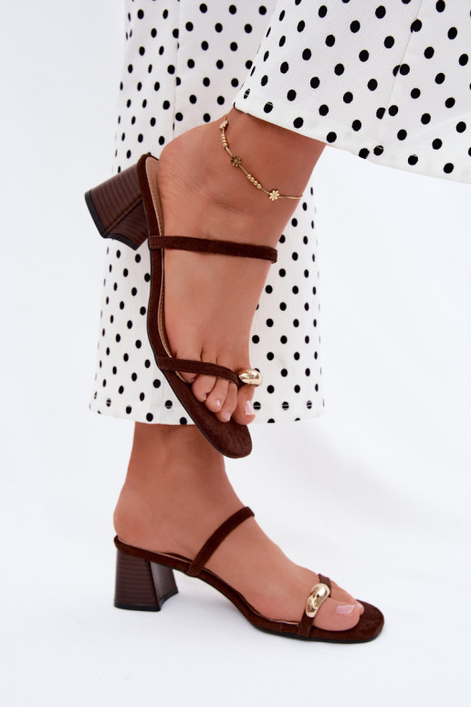 Zapatillas de mujer con tacones y detalles dorados en color chocolate Verbena