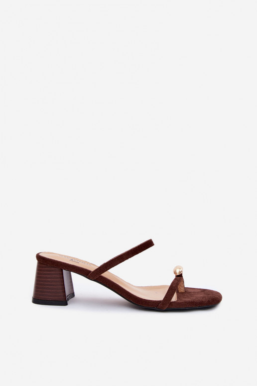 Zapatillas de mujer con tacones y detalles dorados en color chocolate Verbena