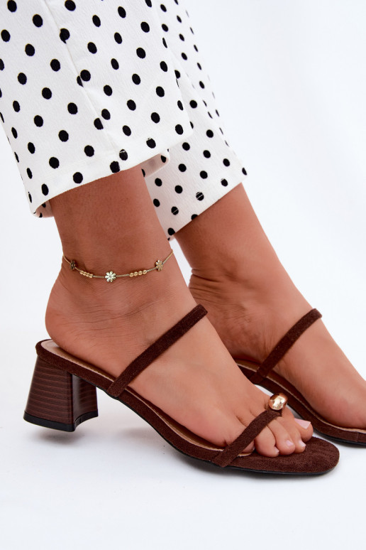Zapatillas de mujer con tacones y detalles dorados en color chocolate Verbena